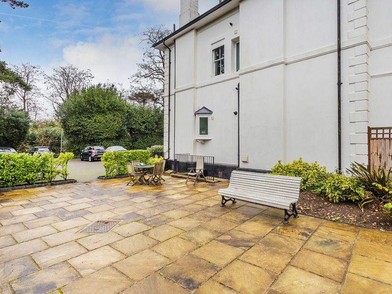 2 Bed Apartment To Rent in Reigate